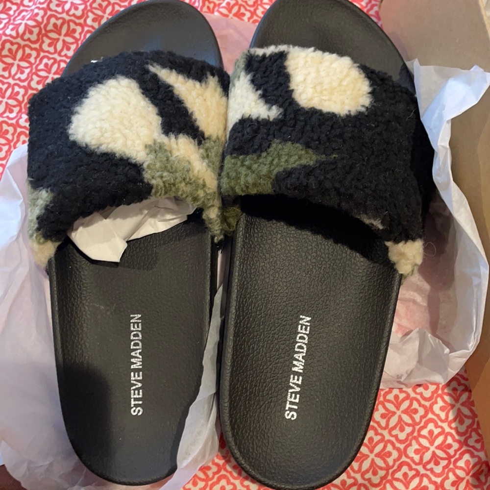 Steve madden camo fuzzy slides